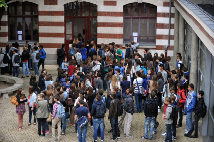 Une enquête a été ouverte pour tentative d'assassinat après des tirs visant le domicile d'une conseillère principale d'éducation (CPE) d'un collège de Juvisy-sur-Orge (Essonne)