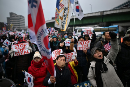 Des partisans de Yoon Suk Yeol manifestent près de la résidence du président sud-coréen déchu, le 6 janvier 2025 à Séoul