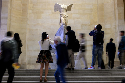 La fréquentation du musée du Louvre s'est quasiment maintenue en 2024, malgré une diminution pendant l'été marqué par la tenue des Jeux olympiques et paralympiques