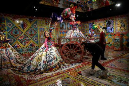 Une visiteuse regarde l'une des créations de la maison de couture italienne Dolce&Gabbana à l'exposition "Du coeur à la main" au Grand Palais à Paris, le 9 janvier 2025