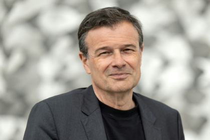 Olivier Mantei, le directeur général de la Cité de la Musique à la Philharmonie de Paris, pose devant la Philharmonie de Paris à Paris le 11 mai 2023