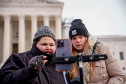 Les créatrices de contenu Callie Goodwin (G) et Sarah Baus (D) devant la Cour suprême des Etats-Unis qui doit se prononcer sur l'annulation ou le report d'une loi pouvant conduire à l'interdiction de TikTok, à Washington, le 10 janvier 2025