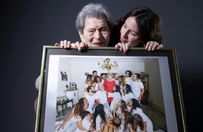 La Française Julia Wallach, 99 ans, survivante du camp d'Auschwitz-Birkenau et sa petite-fille Frankie Wallach, à Paris