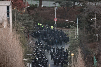 Les forces de l'ordre pénètrent dans la résidence du président déchu Yoon Suk Yeol à Séoul le 15 janvier 2025