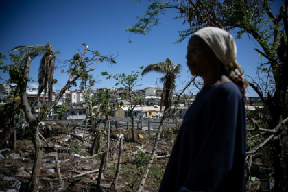 Une femme dans un bidonville détruit par le cyclone Chido à Mamoudzou, sur le territoire de Mayotte, le 31 décembre 2024