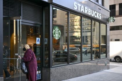 Une cliente entre dans un café Starbucks à New York le 14 janvier 2025