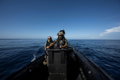 Des commandos de la marine française à bord d'un pneumatique Etraco en mission au large de la Martinique, le 15 novembre 2024 aux Antilles