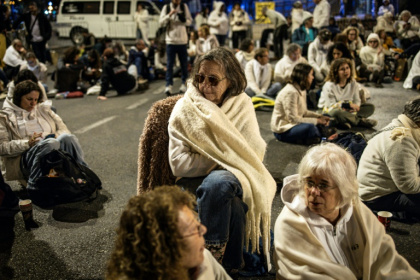 Des proches d'otages retenus à Gaza participent à un sit-in devant la résidence du Premier ministre israélien Benjamin Netanyahu à Jérusalem, le 15 janvier 2025