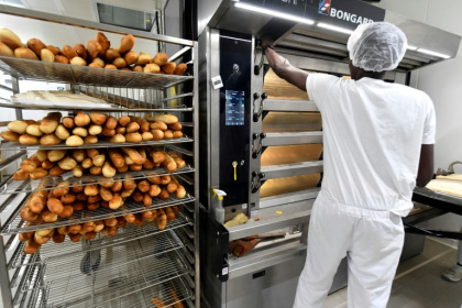 Un détenu prépare des baguettes dans une boulangerie installée au Centre de détention de Châteaudun, le 8 janvier 2025 en Eure-et-Loire