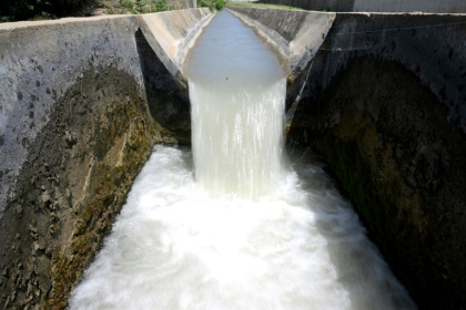 De l'eau se déverse dans des canaux près de Salon-de-Provence, le 23 juin 2023