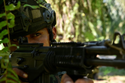 Un soldat colombien en patrouille à Tibu, dans le nord-est du pays, le 21 janvier 2025