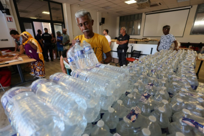 Des habitants attendent une distribution de bouteilles d'eau à Saint-André, à La Reunion, le 17 janvier 2025