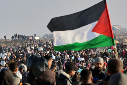 Des milliers de déplacés palestiniens marchent pour rentrer chez eux dans le nord de la bande de Gaza, dans le cadre de la trêve entre Israël et le Hamas, le 27 janvier 2025