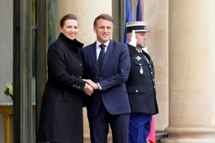 Le président Emmanuel Macron (d) reçoit la Première ministre danoise Mette Frederiksen à l'Elysée, le 28 janvier 2025 à Paris