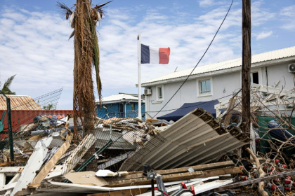 Le drapeau français flotte au-dessus des décombres à Dzaoudzi, à Mayotte, le 28 décembre 2024, après le passage du cyclone Chido deux semaines plus tôt Le drapeau français flotte au-dessus des décombres à Dzaoudzi, à Mayotte, le 28 décembre 2024, après le passage du cyclone Chido deux semaines plus tôt