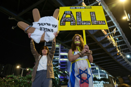 Des manifestants réclament la libération des otages retenus à Gaza, devant le ministère israélien de la Défense à Tel Aviv, le 25 janvier 2025