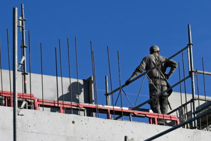 Un chantier de construction d'un immeuble résidentiel à Tinténiac (ouest), le 7 octobre 2022