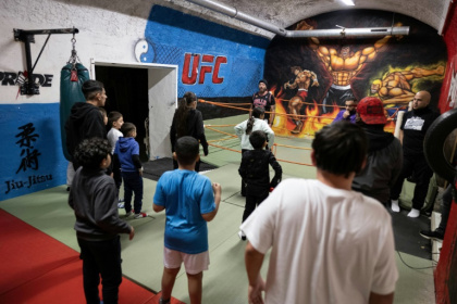 Des enfants du quartier de Saint-Henri s'échauffent avec un entraînement de boxe à Marseille le 13 janvier 2025 Des enfants du quartier de Saint-Henri s'échauffent avec un entraînement de boxe à Marseille le 13 janvier 2025