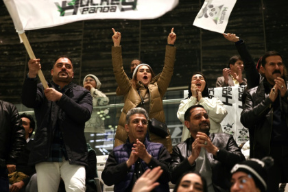 Des spectateurs assistent à un match de la Ligue iranienne féminine de hockey sur glace à la patinoire de l'Iran Mall, le 29 janvier 2025 à Téhéran