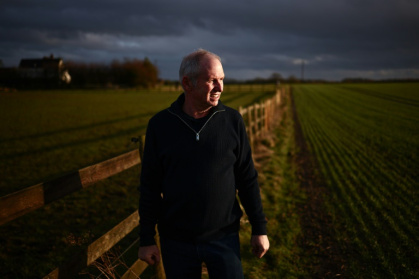 Le fermier John Stacey dans l'un de ses champs, le 27 janvier 2025 à Witham, dans l'est de l'Angleterre Le fermier John Stacey dans l'un de ses champs, le 27 janvier 2025 à Witham, dans l'est de l'Angleterre