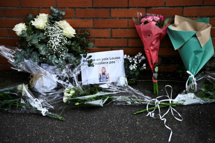 Des bouquets et un petit mot en hommage à Louise déposés devant son collège André Maurois à Epinay-sur-Orge (Essonne) le 8 février 2025