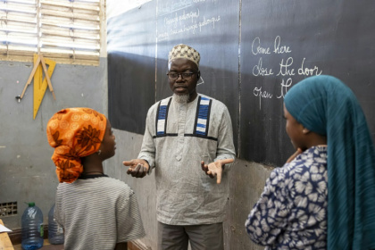 Un professeur d'anglais parle avec des élèves à l'école primaire Alassane Ndiaye Allou le 30 janvier à Dakar