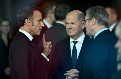 Le président français Emmanuel Macron (à gauche), le chancelier allemand Olaf Scholz (au milieu) et le Premier ministre britannique Keir Starmer, le 18 octobre 2024 à Berlin