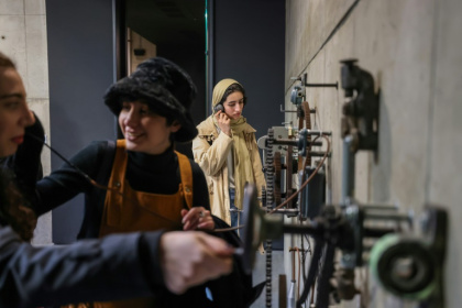 Des visiteurs écoutent de vieux enregistrements dans une exposition à Téhéran, le 4 février 2025