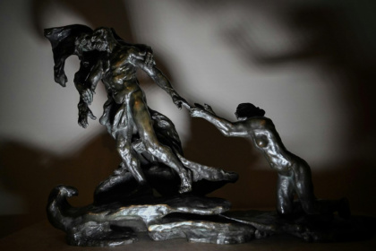 Une version de "L'Âge mûr", célèbre sculpture de Camille Claudel, retrouvée par hasard dans un appartement parisien inhabité, est proposée aux enchères à Orléans le 16 février 2025