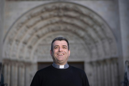 Le nouvel évêque de Saint-Denis, Etienne Guillet, pose le 14 février 2025 devant la basilique Saint-Denis, au nord de Paris