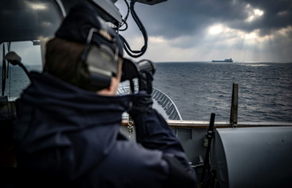 Surveillance d'un cargo lors d'une mission de la marine suédoise en mer Baltique le 4 février 2025 pour protéger les infrastructures sous-marines dans le cadre d'une opération de l'Otan