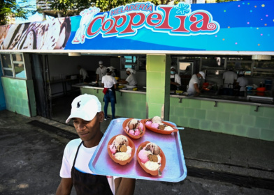 Un employé du glacier Coppelia sert des clients à La Havane, le 12 février 2025 à Cuba