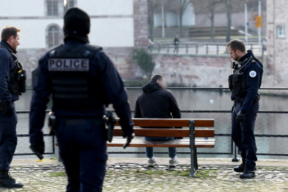 Des policiers parlent avec un homme lors d'un contrôle de drogue à Strasbourg, le 19 février 2025