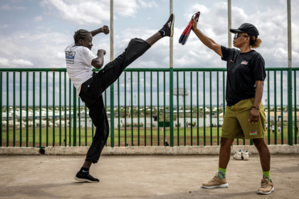 Ajok Chol (g), une réfugiée sud-soudanaise de 18 ans, pratique le taekwondo avec sa professeure Caroline Ambani à Kalobeyei, le 28 mars 2025 au Kenya Ajok Chol (g), une réfugiée sud-soudanaise de 18 ans, pratique le taekwondo avec sa professeure Caroline Ambani à Kalobeyei, le 28 mars 2025 au Kenya
