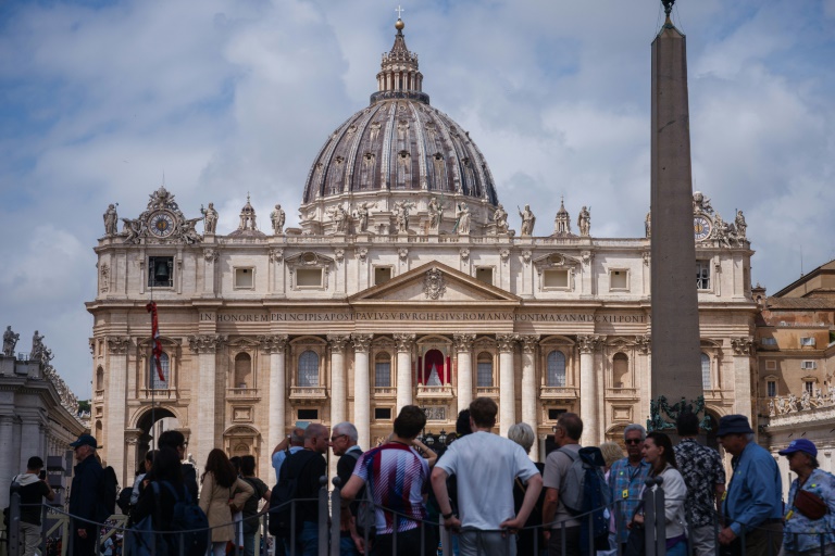 Les cardinaux emménagent au Vatican à la veille du conclave