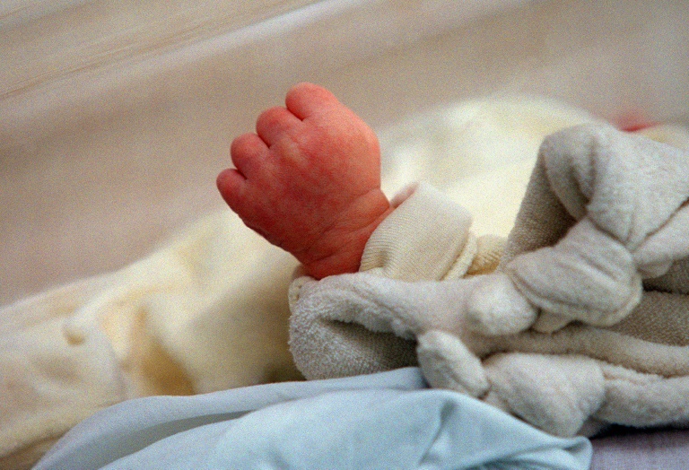 Face à la mortalité infantile en France, des hypothèses faute de mieux