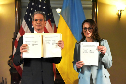 Le secrétaire américain au Trésor Scott Bessent et la vice-Première ministre ukrainienne Ioulia Svyrydenko, le 30 avril 2025 à Washington après la signature d'un accord sur les minerais - Roman PILIPEY (AFP) Le secrétaire américain au Trésor Scott Bessent et la vice-Première ministre ukrainienne Ioulia Svyrydenko, le 30 avril 2025 à Washington après la signature d'un accord sur les minerais - Roman PILIPEY (AFP)