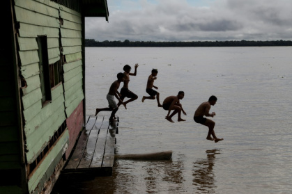 Des enfants plongent dans le fleuve Solimoes près de Marajai, le 16 avril 2025 dans le nord du Brésil - MICHAEL DANTAS (AFP) Des enfants plongent dans le fleuve Solimoes près de Marajai, le 16 avril 2025 dans le nord du Brésil - MICHAEL DANTAS (AFP)