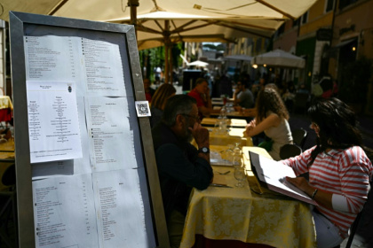 Des clients assis à la terrasse d'un restaurant de la via Borgo Pio, le 29 avril 2025 à Rome - Gabriel BOUYS (AFP) Des clients assis à la terrasse d'un restaurant de la via Borgo Pio, le 29 avril 2025 à Rome - Gabriel BOUYS (AFP)