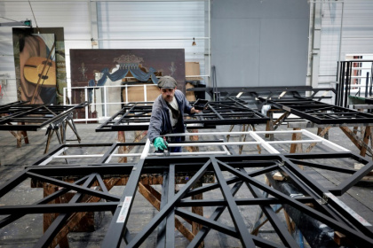 Les ateliers de fabrication des décors de la Comédie-Française à Sarcelles, dans le Val-d'Oise, le 29 avril 2025 - STEPHANE DE SAKUTIN (AFP)