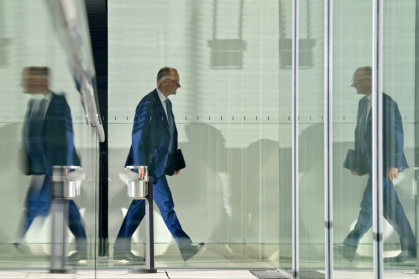 Le leader de la CDU et chancelier allemand désigné, Friedrich Merz, arrive à une réunion au Bundestag, le 17 mars 2025, à Berlin - Tobias SCHWARZ (AFP)