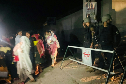 Des membres des forces de sécurité barrent une rue alors que des habitants fuient leurs maisons à Muzaffarabad, au Pakistan, le 7 mai 2025 - Sajjad QAYYUM (AFP)