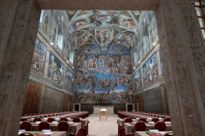 Cette photo prise et diffusée le 6 mai 2025 par Vatican Media montre la chapelle Sixtine à la veille du conclave au Vatican - David LORY, Thierno TOURE, Sylvie GUYOT (AFP)