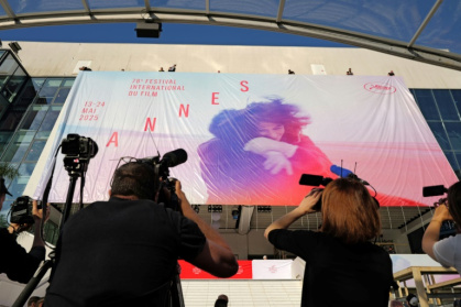 Des employés installent l'affiche officielle du 78e Festival de Cannes sur la façade du Palais des Festivals à Cannes, dans le sud-est de la France, le 11 mai 2025 - Valery HACHE (AFP) Des employés installent l'affiche officielle du 78e Festival de Cannes sur la façade du Palais des Festivals à Cannes, dans le sud-est de la France, le 11 mai 2025 - Valery HACHE (AFP)