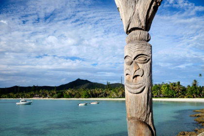 Un totem traditionnel sur une plage de la baie de Kuto sur l'île des Pins, en Nouvelle-Calédonie, le 17 mai 2021 - Theo Rouby (AFP) Un totem traditionnel sur une plage de la baie de Kuto sur l'île des Pins, en Nouvelle-Calédonie, le 17 mai 2021 - Theo Rouby (AFP)
