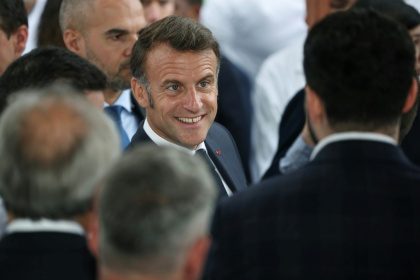 Le président français Emmanuel Macron (au centre) assiste à l'inauguration d'un laboratoire à Wissous, en région parisienne, le 12 mai 2025 - Christophe PETIT TESSON (AFP) Le président français Emmanuel Macron (au centre) assiste à l'inauguration d'un laboratoire à Wissous, en région parisienne, le 12 mai 2025 - Christophe PETIT TESSON (AFP)