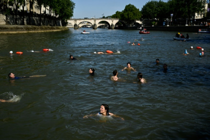 Des résidents se baignant dans la Seine au centre de la capitale le 17 juillet 2024 à Paris - JULIEN DE ROSA (AFP) Des résidents se baignant dans la Seine au centre de la capitale le 17 juillet 2024 à Paris - JULIEN DE ROSA (AFP)