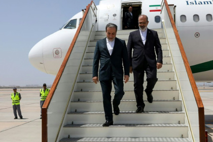 Le ministre iranien des Affaires étrangères Abbas Araghchi (à gauche), le 11 mai 2025 à Mascate - - (AFP) Le ministre iranien des Affaires étrangères Abbas Araghchi (à gauche), le 11 mai 2025 à Mascate - - (AFP)