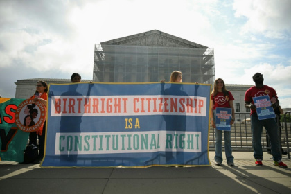 Des manifestants brandissent des pancartes en faveur du droit du sol aux Etats-Unis devant la Cour suprême, à Washington le 15 mai 2025 - Drew ANGERER (AFP) Des manifestants brandissent des pancartes en faveur du droit du sol aux Etats-Unis devant la Cour suprême, à Washington le 15 mai 2025 - Drew ANGERER (AFP)