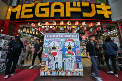 L'entrée d'un magasin du détaillant discount japonais Don Quijote, dans le quartier de Shibuya à Tokyo, le 21 avril 2025 - Richard A. Brooks (AFP) L'entrée d'un magasin du détaillant discount japonais Don Quijote, dans le quartier de Shibuya à Tokyo, le 21 avril 2025 - Richard A. Brooks (AFP)